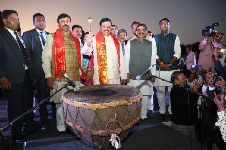 मुख्यमंत्री डॉ. मोहन यादव ने मंगलवार को कला और संस्कृति के केन्द्र, वैश्विक पर्यटन स्थल खजुराहो में आयोजित 50वें ’नृत्य समारोह’ का शुभारंभ किया