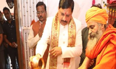 मुख्यमंत्री डॉ. यादव ने श्यामधाम आश्रम में साधु संतों से आशीर्वाद प्राप्त किया