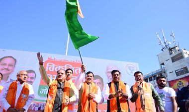 मुख्यमंत्री डॉ. मोहन यादव ने प्रदेश कार्यालय से लोकसभा क्षेत्रों के लिए एलईडी प्रचार रथ को हरी झंडी दिखाकर किया रवाना