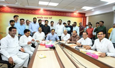 श्री विष्णुदत्त शर्मा ने स्वच्छता कर्मी, किचन स्टाफ, वाहन चालक एवं अन्य समस्त सदस्यों के साथ होली मिलन कर गुलाल लगाकर दी शुभकामनाएं