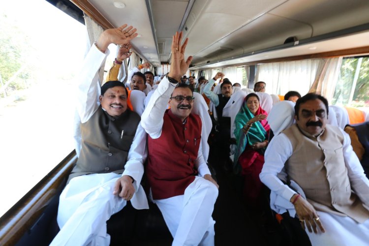 मुख्यमंत्री डॉ. मोहन यादव मंत्रीमंडल के साथ अयोध्या में भगवान श्री रामलला दर्शन के लिए रवाना हुए