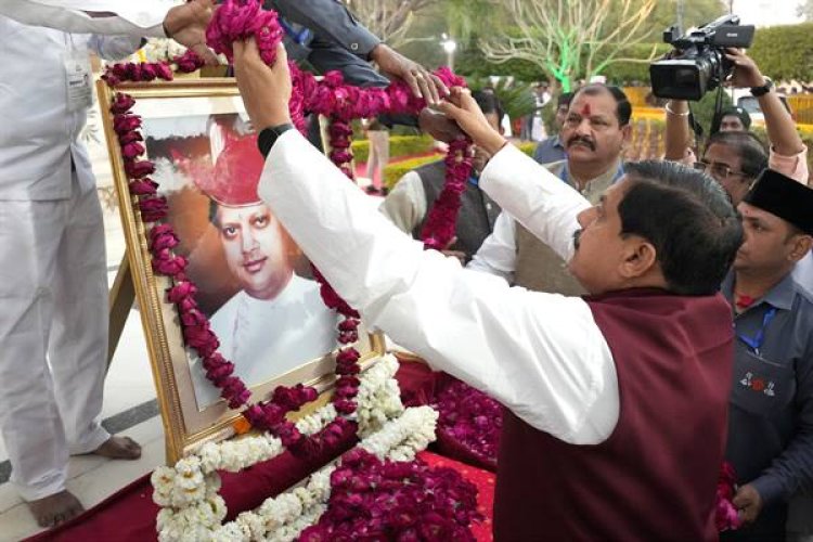 मुख्यमंत्री डॉ. यादव ने पूर्व केन्द्रीय मंत्री स्व माधवराव सिंधिया की प्रतिमा पर पुष्पांजलि अर्पित की