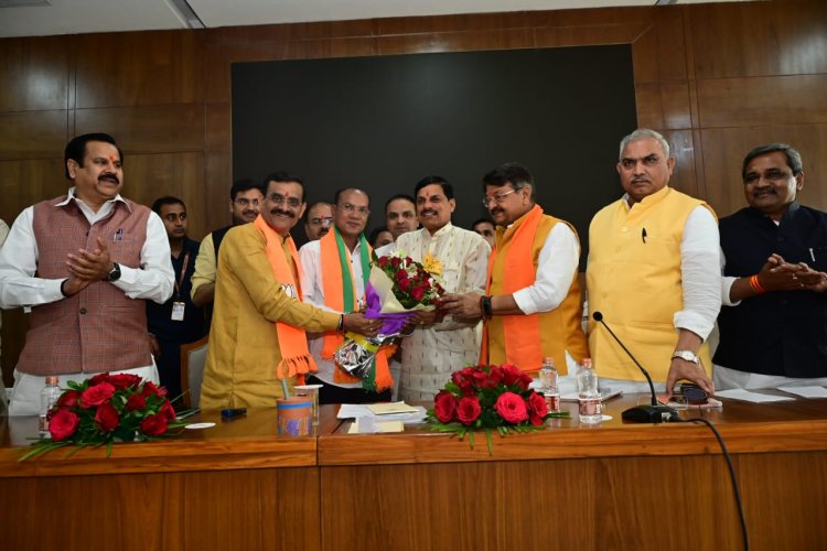 अमरवाड़ा के विधायक श्री कमलेश शाह ने धर्मपत्नि हरई नगरपालिका की पूर्व अध्यक्ष श्रीमती माधवी शाह व बहन जिला पंचायत सदस्य श्रीमती केसर नेताम के साथ भारतीय जनता पार्टी की सदस्यता ग्रहण की