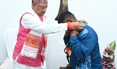 रायपुर : मुख्यमंत्री श्री साय से एशियन मेन्स इक्विप्ड पावरलिफ्टिंग चैंपियनशिप के पदक विजेता खिलाड़ी श्री जे. भागवत राव ने की सौजन्य मुलाकात