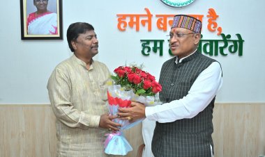 रायपुर : मुख्यमंत्री से वनमंत्री श्री केदार कश्यप ने की सौजन्य मुलाकात