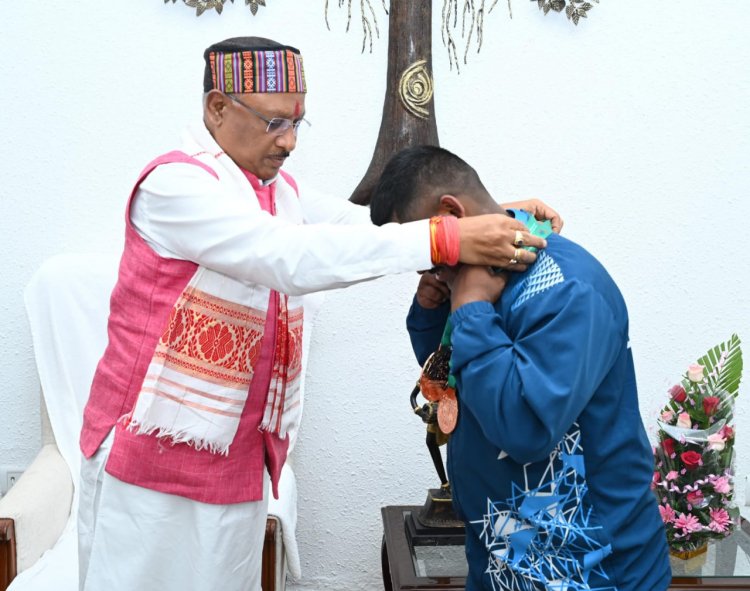 रायपुर : मुख्यमंत्री श्री साय से एशियन मेन्स इक्विप्ड पावरलिफ्टिंग चैंपियनशिप के पदक विजेता खिलाड़ी श्री जे. भागवत राव ने की सौजन्य मुलाकात