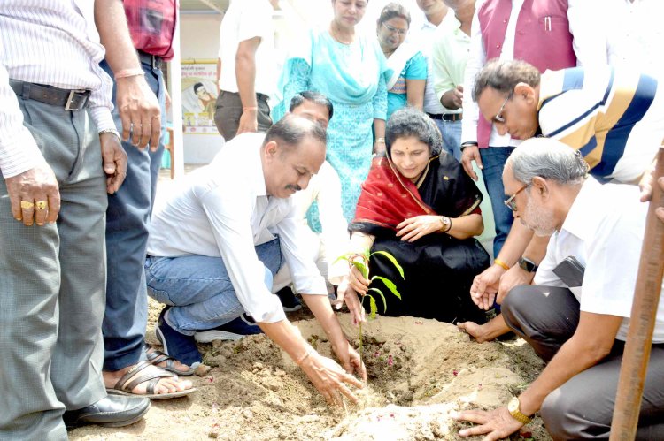 एक पेड़ माँ के नाम अभियान से जुड़ हर नागरिक पौधे अवश्य लगाएं : श्रीमती गौर
