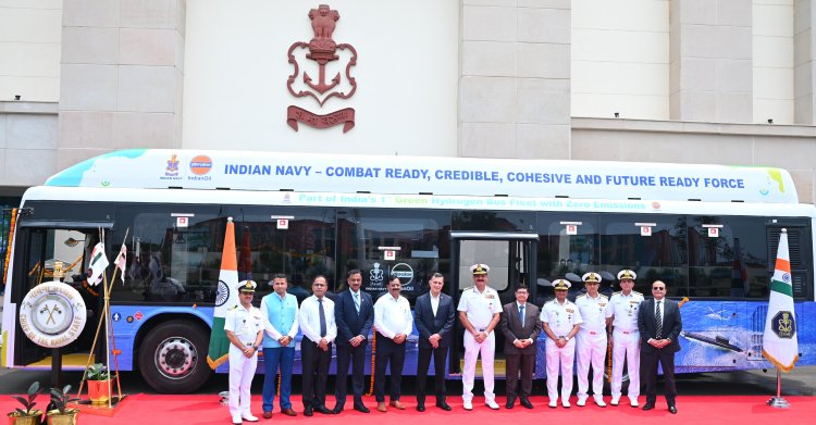 इंडियनऑयल ने ग्रीन हाइड्रोजन ई-मोबिलिटी के लिए अपनी प्रतिबद्धता को मजबूत करते हुए भारतीय नौसेना को ग्रीन हाइड्रोजन ईंधन सेल बस से सुसज्जित किया