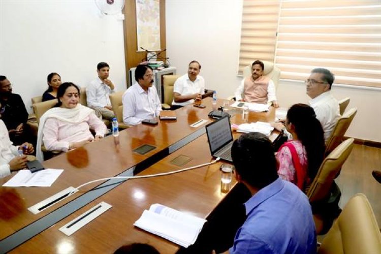 मेडिकल छात्रों के लिए हिन्दी में पाठ्य सामग्री उपलब्ध करायें - श्री शुक्ल