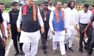 रायपुर : मुख्यमंत्री श्री साय के राजनांदगांव हेलीपेड पहुंचने पर जनप्रतिनिधियों ने किया आत्मीय स्वागत