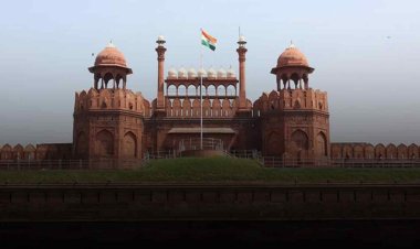 नेहरू, इंदिरा या नरेंद्र मोदी... लाल किले पर झंडा फहराने में कौन आगे, जानें किसके नाम दर्ज है रिकॉर्ड