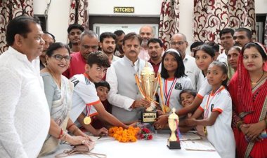 वाल-वाल खेल स्पर्धा में अन्तर्राष्ट्रीय स्तर पर ट्राफी जीतने वाले खिलाड़ियों ने उप मुख्यमंत्री श्री शुक्ल से की भेंट