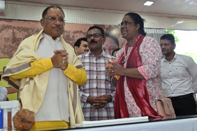 रायपुर : न्यूजीलैंड में आयोजित कॉमनवेल्थ गेम्स में सिल्वर मेडल जीतने वाली रीता के माता-पिता ने मुख्यमंत्री का जताया आभार