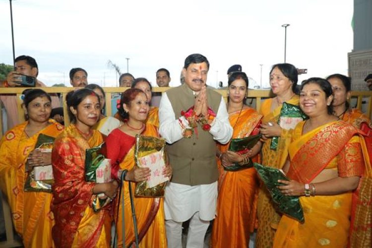मुख्यमंत्री डॉ. यादव को ग्वालियर की लाड़ली बहनों ने बाँधीं स्नेहिल राखियाँ