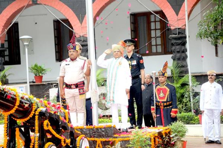 राज्यपाल श्री मंगुभाई पटेल ने राजभवन में किया ध्वजारोहण