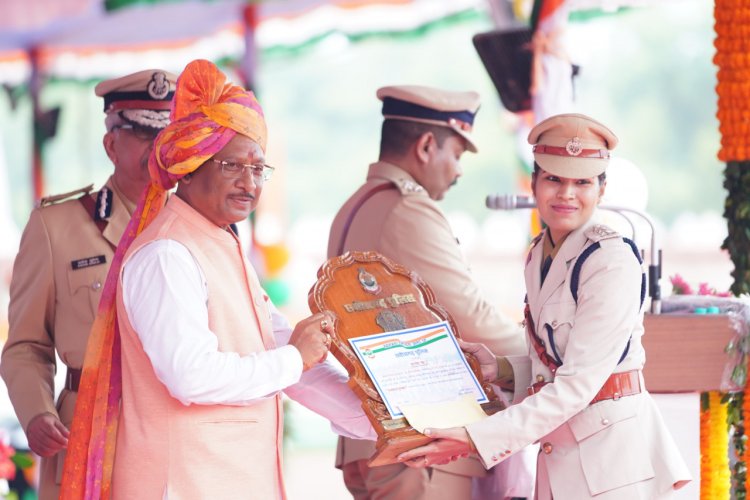 रायपुर : मुख्यमंत्री ने स्वतंत्रता दिवस के अवसर पर 46 पुलिस अधिकारियों एवं जवानों को पुलिस पदकों से किया सम्मानित