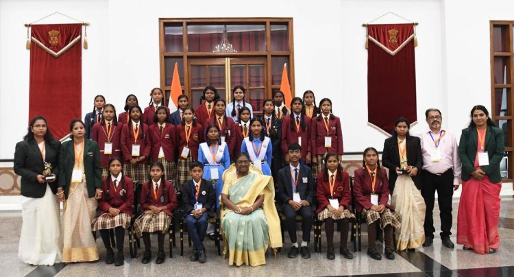 रायपुर : राष्ट्रपति से सरगुजा संभाग की छात्राओं ने की सौजन्य मुलाकात