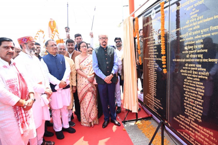 रायपुर : राज्यपाल श्री रमेन डेका और मुख्यमंत्री श्री विष्णु देव साय ने पूर्व प्रधानमंत्री भारत रत्न स्वर्गीय श्री अटल बिहारी वाजपेयी की प्रतिमा पर माल्यार्पण कर उन्हें नमन किया