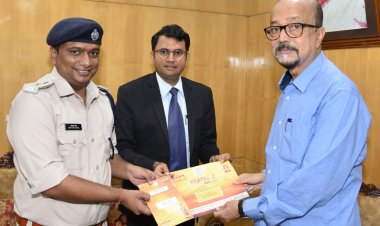 रायपुर : राज्यपाल श्री रमेन डेका को चक्रधर समारोह का न्योता देने राजभवन पहुंचे रायगढ़ कलेक्टर व पुलिस अधीक्षक