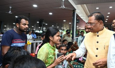 रायपुर : जशपुर से आई दृष्टिबाधित कुमारी रूपवर्षा ने पढ़ने में आ रही दिक्कत के लिए ऑर्बिट रीडर यन्त्र के लिए मुख्यमंत्री से गुहार की