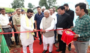 राज्यपाल श्री पटेल ने छिंदी में स्वच्छता साथी "वॉश ऑन व्हील्स सेवा" का किया शुभारंभ