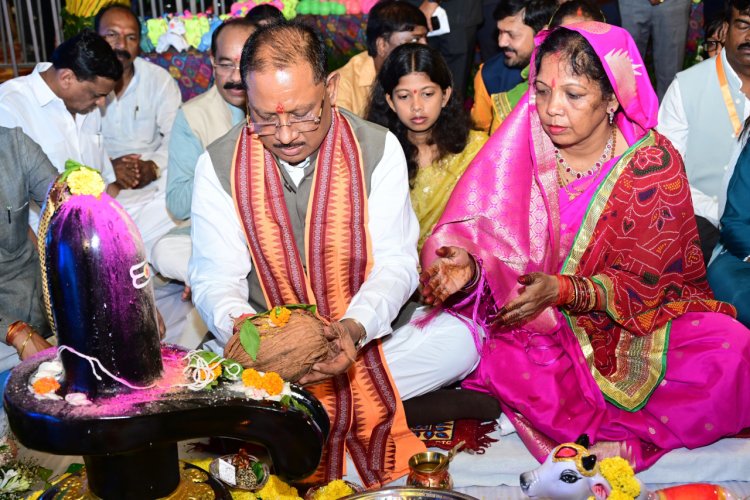 रायपुर : मुख्यमंत्री पोरा तिहार पर भगवान शिव और नंदीराज की कर रहे हैं पूजा