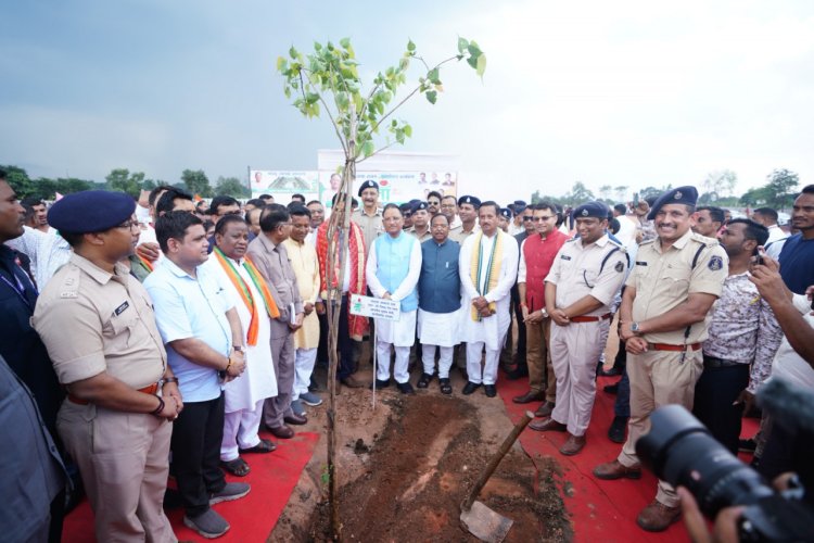 रायपुर:मुख्यमंत्री श्री विष्णु देव साय ने ’’एक पेड़ मां के नाम’’ अभियान के तहत किया वृक्षारोपण