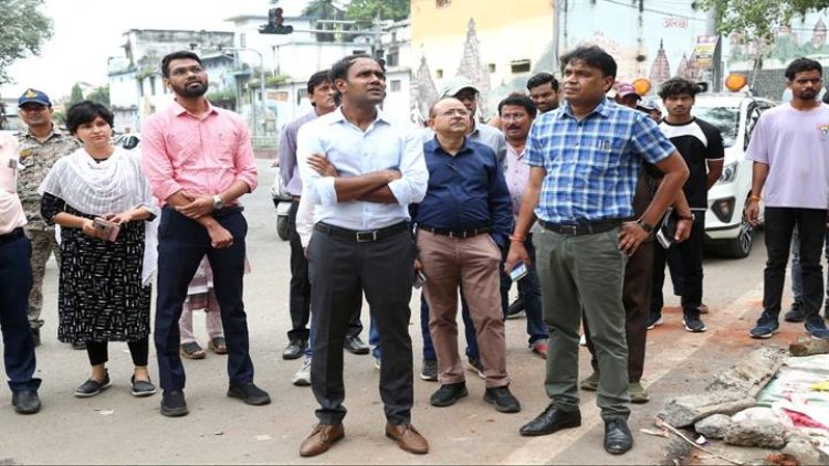 स्वच्छता जागरूकता हेतु कलेक्टर का नगर भ्रमण शहर को साफ -स्वच्छ और सुंदर बनाने के लिए छोटे-बड़े दुकानदार सहयोग करें