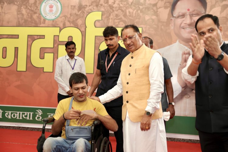 रायपुर : मुख्यमंत्री श्री विष्णु देव साय के हाथों दिव्यांग कलाकार विवेक भोंसले को वाद्य यंत्रों की खरीदी के लिये तत्काल मिली 15 हजार रुपये की सहायता राशि