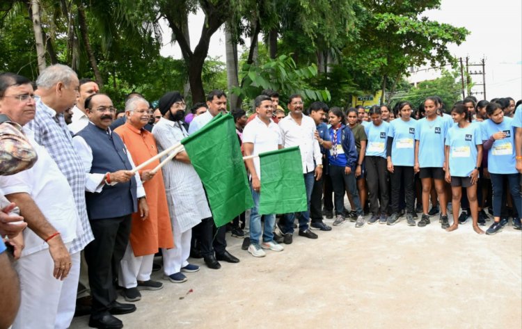 रायपुर : उप मुख्यमंत्री श्री अरुण साव ने स्वच्छता मैराथन को दिखाई हरी झंडी