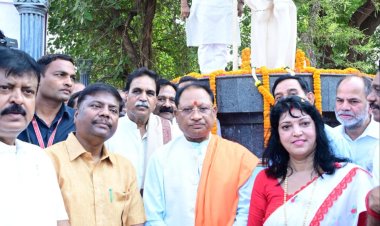 रायपुर : मुख्यमंत्री श्री विष्णुदेव साय ने महात्मा गांधी जी की प्रतिमा पर किया माल्यार्पण
