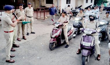 बालिकाओं की सुरक्षा के लिए महिला पुलिस स्कूटी दल