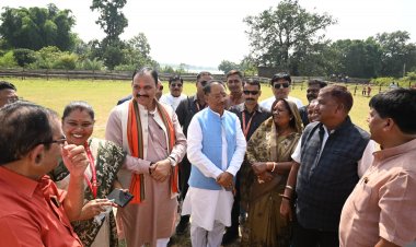 रायपुर : मुख्यमंत्री श्री विष्णु देव साय सरगुजा क्षेत्र के आदिवासी विकास प्राधिकरण की बैठक में शामिल होने के लिए मयाली नेचर कैम्प के निकट स्थित हैलीपेड पहुंचे