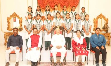 राज्यपाल से अंडर-17 राष्ट्रीय उपविजेता गर्ल्स फ़ुटबॉल टीम ने की शिष्टाचार भेंट