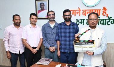 रायपुर : मुख्यमंत्री ने वेब सीरीज 'ग्राम-चिकित्सालय' के मुहूर्त-शॉट का दिया क्लैप