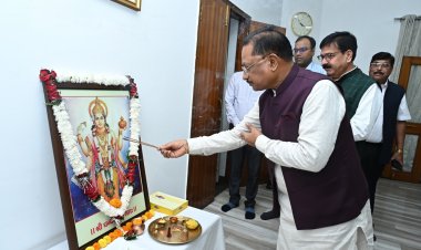 रायपुर : मुख्यमंत्री ने भगवान धन्वंतरि की पूजा अर्चना कर प्रदेशवासियों के लिए माँगा आरोग्य का वरदान