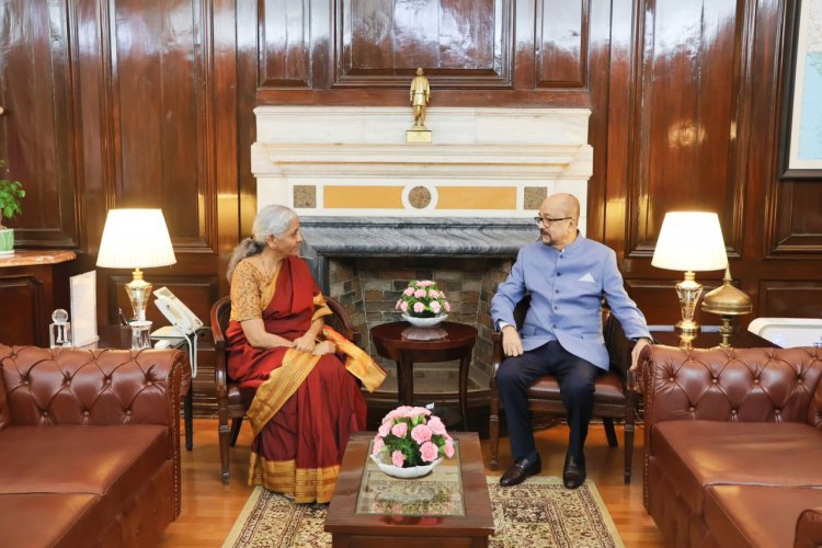 रायपुर : राज्यपाल श्री रमेन डेका ने केंद्रीय वित्त मंत्री श्रीमती निर्मला सीतारमण से मुलाकात कर छत्तीसगढ़ की सृदृढ़ अर्थव्यवस्था के लिए निवेशक सम्मेलन आयोजन का प्रस्ताव रखा