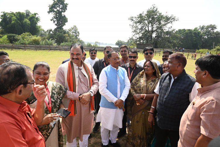 रायपुर : मुख्यमंत्री श्री विष्णु देव साय सरगुजा क्षेत्र के आदिवासी विकास प्राधिकरण की बैठक में शामिल होने के लिए मयाली नेचर कैम्प के निकट स्थित हैलीपेड पहुंचे
