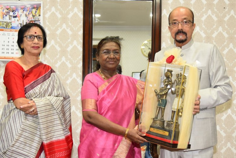 रायपुर : राष्ट्रपति श्रीमती मुर्मु को राज्यपाल श्री डेका ने स्मृति चिन्ह किये भेंट