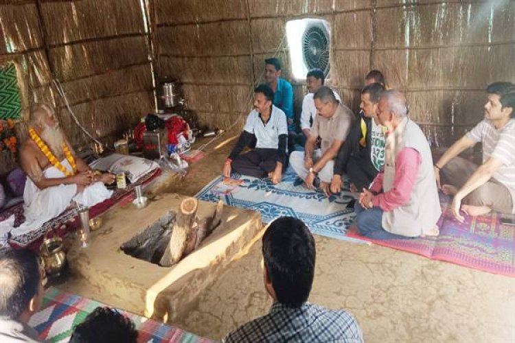 उप मुख्यमंत्री श्री शुक्ल ने श्री सनकादिक महाराज से लिया आशीर्वाद