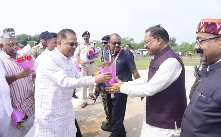 रायपुर : मुख्यमंत्री श्री विष्णुदेव साय का बिलासपुर पहुंचने पर हेलीपैड पर स्वागत