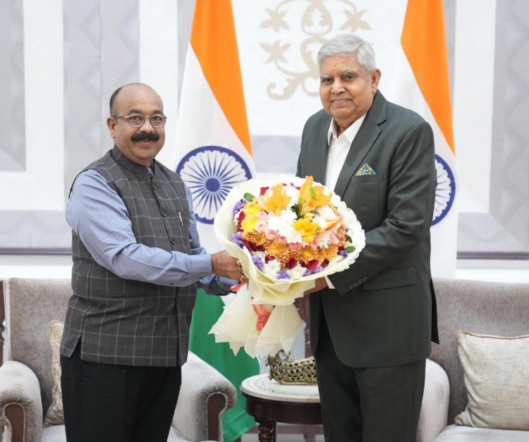 रायपुर : उप राष्ट्रपति श्री जगदीप धनखड़ से उप मुख्यमंत्री श्री अरुण साव ने की भेंट, राज्योत्सव के समापन समारोह में मुख्य आतिथ्य के लिए दिया आमंत्रण