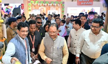 रायपुर : राज्योत्सव - 2024 : आदिमजाति विभाग की प्रदर्शनी का मुख्यमंत्री श्री विष्णु देव साय ने की प्रशंसा