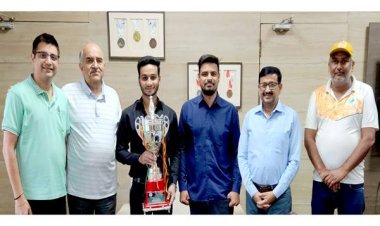 तात्या टोपे स्टेडियम के पे एण्ड प्ले   योजना के खिलाड़ी उज़ैर खान ने