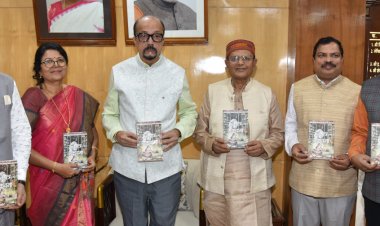रायपुर : राज्यपाल श्री डेका ने एक छात्र का मुकदमा पुस्तक का किया विमोचन
