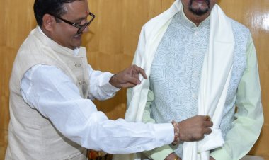 रायपुर : राज्यपाल श्री डेका से मनोहर गौशाला के ट्रस्टी श्री जैन ने सौजन्य भेंट की