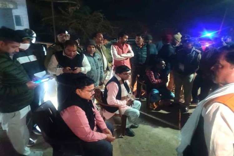 ऊर्जा मंत्री श्री तोमर ग्राम इंदरगढ़ में हुई घटना में मृतक के परिजनों से मिलकर शोक संवेदना व्यक्त की