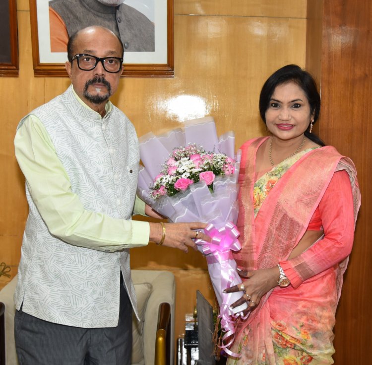 रायपुर : राज्यपाल श्री डेका से केश शिल्पी कल्याण बोर्ड की अध्यक्ष सुश्री सेन ने सौजन्य भेंट की