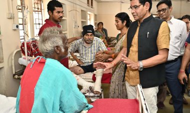 रायपुर : अस्पताल पहुँचकर मरीजों का पूछा हाल