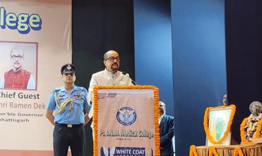 रायपुर : व्हाइट कोट सेरेमनी के अवसर पर नवप्रवेशित चिकित्सा छात्रों ने ली चिकित्सा आचार संहिता की शपथ